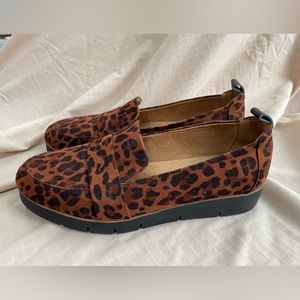 Women’s Dr. Scholl’s size 8 loafer shoes. Black and brown leopard pattern.